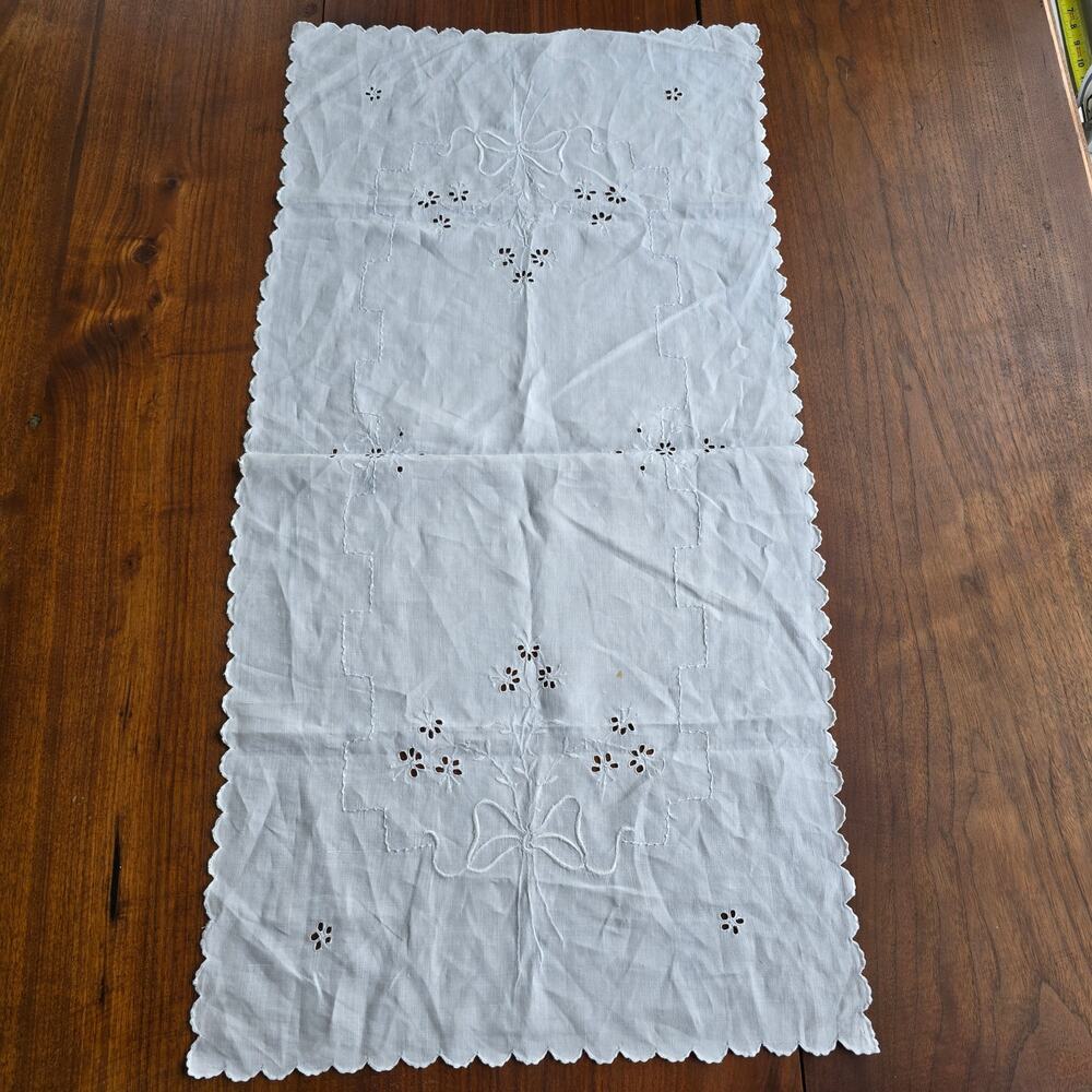 Vintage Table Runner White Embroidered Bows Flowers Scalloped Edge Cottagecore